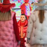 07.08.2021. Stalowa Wola. Pokaz mody podczas Nadwiślańskiego Fashion Week. Nadwiślański Fashion Week jest kontynuacją, w szerszej formule, zeszłorocznego Sandomierz Fashion Street, czyli ulicznego pokazu mody z udziałem projektantów z całej Polski, któremu towarzyszyły warsztaty, debaty i prezentacje działań kulturalnych w regionie / Darek Delmanowicz / PAP