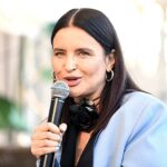 07.08.2021. Stalowa Wola. Pokaz mody podczas Nadwiślańskiego Fashion Week. Nadwiślański Fashion Week jest kontynuacją, w szerszej formule, zeszłorocznego Sandomierz Fashion Street, czyli ulicznego pokazu mody z udziałem projektantów z całej Polski, któremu towarzyszyły warsztaty, debaty i prezentacje działań kulturalnych w regionie. Na zdjęciu: Joanna Horodyńska - modelka, stylistka i dziennikarka / Darek Delmanowicz / PAP