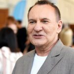 07.08.2021. Stalowa Wola. Pokaz mody podczas Nadwiślańskiego Fashion Week. Nadwiślański Fashion Week jest kontynuacją, w szerszej formule, zeszłorocznego Sandomierz Fashion Street, czyli ulicznego pokazu mody z udziałem projektantów z całej Polski, któremu towarzyszyły warsztaty, debaty i prezentacje działań kulturalnych w regionie. Na zdjęciu: Jarosław Szado - stylista / Darek Delmanowicz / PAP