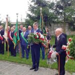 08.08.2021. Nawarzyce. 75 lat temu funkcjonariusze UB oraz MO próbowali przerwać poświęcenie sztandaru ludowców. Na zdjęciu: Adam Jarubas - europoseł PSL (z lewej) i Czesław Siekierski, poseł PSL (z prawej) / Marcin Marszałek / Radio Kielce