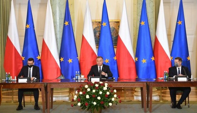 30.08.2021. Warszawa. Posiedzenie Rady Gabinetowej w sprawie przygotowań do nowego roku szkolnego. Na zdjęciu (od lewej): premier Mateusz Morawiecki, Prezydent RP Andrzej Duda, minister edukacji i nauki Przemysław Czarnek. / PAP