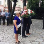 01.08.2021. Sandomierz. Uroczystości upamiętniające powstańców warszawskich i 77. rocznicę bitwy pod Pielaszowem. Na zdjęciu: Grażyna Szklarska - członek zarządu powiatu i Paweł Niedźwiedź - wicestarosta sandomierski / Grażyna Szlęzak-Wójcik / Radio Kielce