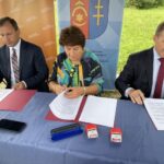 04.08.2021. Chmielów. Podpisanie umowy na remont drogi. Na zdjęciu (od lewej): Tomasz Dyl - firma Dylmex, Marzena Dębniak - starosta ostrowiecki i Andrzej Jabłoński - wicestarosta ostrowiecki / Emilia Sitarska / Radio Kielce