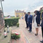 01.08.2021. Ostrowiec Świętokrzyski. Uroczystości upamiętniające powstańców warszawskich. Na zdjęciu (od lewej) Włodzimierz Stec - radny miejski, Jarosław Górczyński - prezydent Ostrowca Świętokrzyskiego, Marta Woźnicka-Kuzdak - wiceprzewodnicząca rady miasta / Emilia Sitarska / Radio Kielce