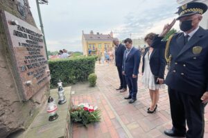 01.08.2021. Ostrowiec Świętokrzyski. Uroczystości upamiętniające powstańców warszawskich. Na zdjęciu (od lewej) Włodzimierz Stec - radny miejski, Jarosław Górczyński - prezydent Ostrowca Świętokrzyskiego, Marta Woźnicka-Kuzdak - wiceprzewodnicząca rady miasta / Emilia Sitarska / Radio Kielce