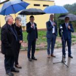 04.08.2021. Jasiów. Odbiór popmpowni wody. Na zdjęciu (od lewej): Krzysztof Kondrak - szef Przedsiębiorstwa Instalacyjno-Budowlanego KONDRAK, Bożena Jacak - radna gminy Zagnańsk, Kamil Piasecki - radny powiatu kieleckiego, Wojciech Ślefarski - wójt Zagnańska, Henryk Milcarz - prezes Wodociągów Kieleckich / Wodociągi Kieleckie