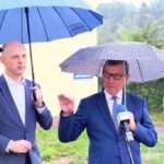 04.08.2021. Jasiów. Odbiór popmpowni wody. Na zdjęciu (od lewej): Wojciech Ślefarski - wójt Zagnańska, Henryk Milcarz - prezes Wodociągów Kieleckich / Wodociągi Kieleckie