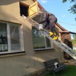 17.08.2021 Strażacy usuwający gniazda niebezpiecznych owadów / OSP Stąporków