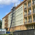 09.08.2021. Ostrowiec Świętokrzyski. Budowa lądowiska na dachu / Emilia Sitarska / Radio Kielce