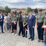 01.08.2021. Ostrowiec Świętokrzyski. Żywy znak Polski Walczącej. Na zdjęciu: Jarosław Górczyński - prezydent Ostrowca Świętokrzyskiego z harcerzami / Emilia Sitarska / Radio Kielce
