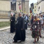 04.08.2021. Sandomierz. Pielgrzymi wyruszają na szlak pątniczy. Na zdjęciu (pierwszy z lewej): Krzysztof Nitkiewicz - biskup sandomierski / Grażyna Szlęzak-Wójcik / Radio Kielce