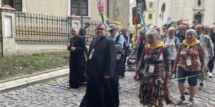 04.08.2021. Sandomierz. Pielgrzymi wyruszają na szlak pątniczy. Na zdjęciu (pierwszy z lewej): Krzysztof Nitkiewicz - biskup sandomierski / Grażyna Szlęzak-Wójcik / Radio Kielce