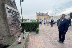 01.08.2021. Ostrowiec Świętokrzyski. Uroczystości upamiętniające powstańców warszawskich. Na zdjęciu Andrzej Kryj - poseł PiS / Emilia Sitarska / Radio Kielce