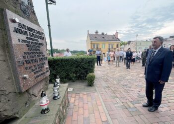 01.08.2021. Ostrowiec Świętokrzyski. Uroczystości upamiętniające powstańców warszawskich. Na zdjęciu Andrzej Kryj - poseł PiS / Emilia Sitarska / Radio Kielce