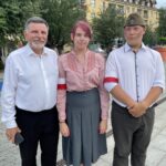 01.08.2021. Ostrowiec Świętokrzyski. Żywy znak Polski Walczącej. Na zdjęciu (od lewej): Andrzej Kryj - poseł PiS, Beata Fijałkowska i Piotr Sławek / Emilia Sitarska / Radio Kielce