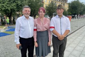 01.08.2021. Ostrowiec Świętokrzyski. Żywy znak Polski Walczącej. Na zdjęciu (od lewej): Andrzej Kryj - poseł PiS, Beata Fijałkowska i Piotr Sławek / Emilia Sitarska / Radio Kielce