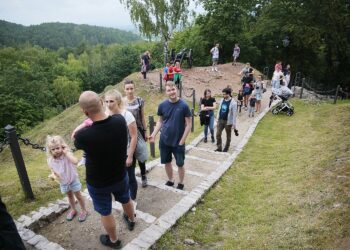 20.06.2020 Chęciny. „Weekend legend świętokrzyskich”. Turyści na zamku / Wiktor Taszłow / Radio Kielce