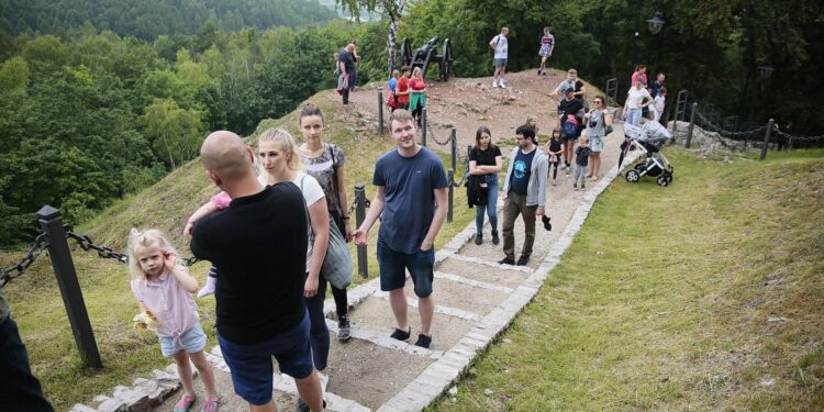 20.06.2020 Chęciny. „Weekend legend świętokrzyskich”. Turyści na zamku / Wiktor Taszłow / Radio Kielce