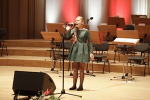 27.08.2021 Kielce. Filharmonia Świętokrzyska. Koncert pieśni patriotycznych. Michalina Cedro / Jarosław Kubalski / Radio Kielce