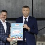 27.08.2021 Kielce. Pierwsza rocznica oddania wyremontowanego Dworca Autobusowego. Festyn przed dworcem. Na zdjęciu od lewej: przewodniczący Rady Miasta Kielce Jarosław Karyś i prezydent Bogdan Wenta z certyfikatem "Kielce najbardziej przyjaznym miastem w Polsce” od marki "Tomek I Przyjaciele" / Jarosław Kubalski / Radio Kielce