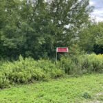 11.08.2021. Rudka Bałtowska. Tablica informująca o obszarze Natura 2000 Dolina Kamiennej / Emilia Sitarska / Radio Kielce