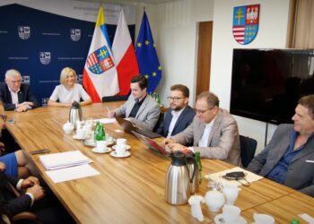 12.08.2021. Kielce. Spotkanie marszałka Andrzeja Bętkowskiego i wicemarszałek Renaty Janik z włoskimi przedsiębiorcami, reprezentującymi firmę Herbolario Industries sp. z o.o. / swietokrzyskie.pro