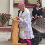 28.08.2021. Skarżysko-Kamienna. Powakacyjny Dzień Wspólnoty Ruchu Światło-Życie i adoracja przy symbolach Światowych Dni Młodzieży. Na zdjęciu: Marek Solarczyk - biskup radomski / Anna Głąb / Radio Kielce