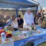 15.08.2021. Sandomierz. Miejskie dożynki. Na zdjęciu: stoisko Stowarzyszenia Razem dla Nadbrzezia. Celina Chmiel z córką Anną / Grażyna Szlęzak-Wójcik / Radio Kielce