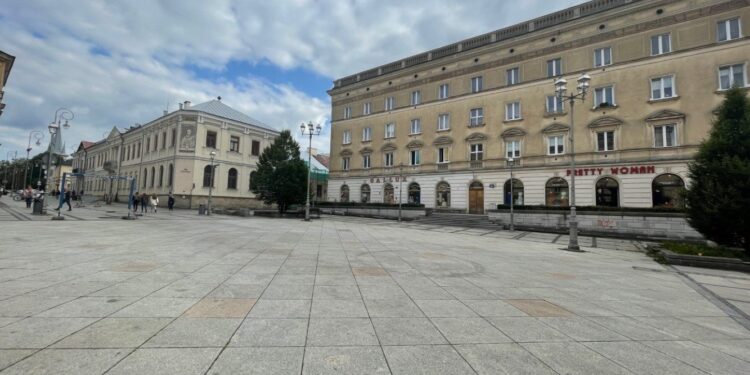 Kielce. Plac Literatów / Wiktor Taszłow / Radio Kielce