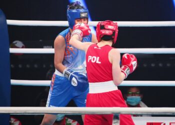 22.04.2021. Kielce. Młodzieżowe Mistrzostwa Świata Kobiet i Mężczyzn w Boksie. Finał wagi muszej (48 kg): Natalia Kuczewska (Polska, czerwony strój) vs. Gitika (Indie, niebieski strój) / Wiktor Taszlow / Radio Kielce