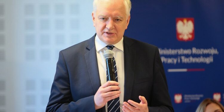 10.05.2021. Jędrzejów. Konferencja dotycząca Społecznej Inicjatywy Mieszkaniowej. Na zdjęciu: Jarosław Gowin - wicepremier, minister rozwoju, pracy i technologii / Wiktor Taszłow / Radio Kielce