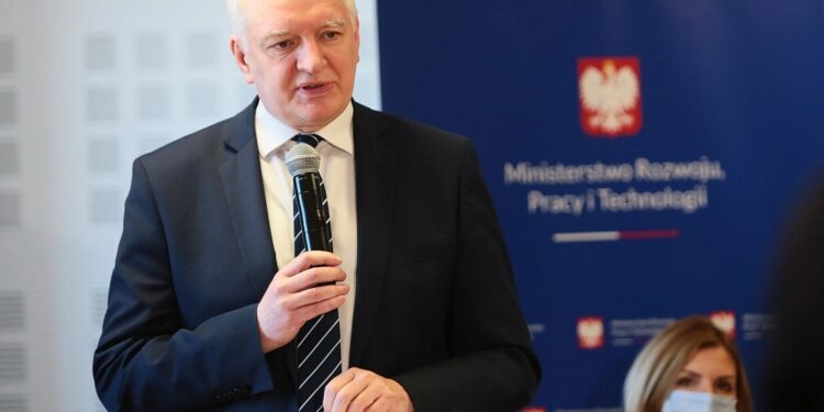 10.05.2021. Jędrzejów. Konferencja dotycząca Społecznej Inicjatywy Mieszkaniowej. Na zdjęciu: Jarosław Gowin - wicepremier, minister rozwoju, pracy i technologii / Wiktor Taszłow / Radio Kielce