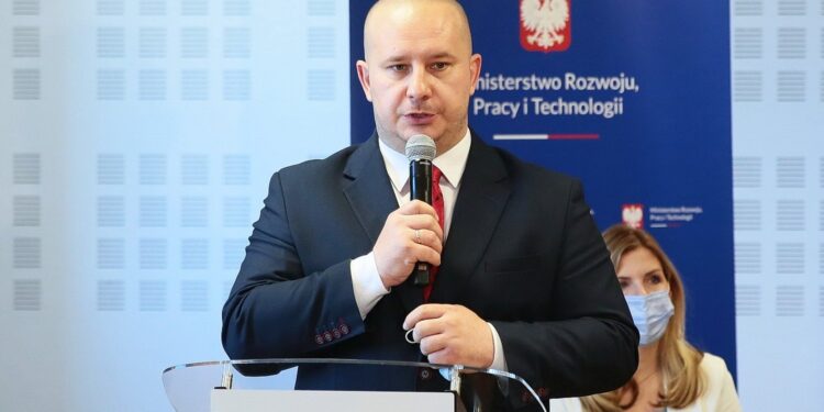 10.05.2021. Jędrzejów. Konferencja dotycząca Społecznej Inicjatywy Mieszkaniowej. Na zdjęciu: Marcin Piszczek, burmistrz Jędrzejowa / Wiktor Taszłow / Radio Kielce