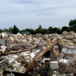 19.08.2021. Starachowice. Wyburzanie starego baraku pod budowę bloku komunalnego / Marek Materek / Facebook