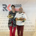 16.08.2021. Letnia kuchnia Radia Kielce. Wegański poniedziałek. Na zdjęciu (od lewej): Robert Kopacz - szef kuchni Upfield Professional Polska, Magdalena Sitek - Radio Kielce / Anna Kwapisz / Radio Kielce