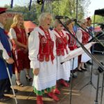 22.08.2021. Rytwiany. Dożynki gminne. Na zdjęciu: zespół obrzędowo- śpiewaczy „Sichowianie” / Grażyna Szlęzak-Wójcik / Radio Kielce