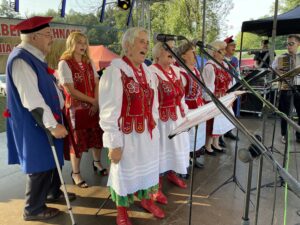 22.08.2021. Rytwiany. Dożynki gminne. Na zdjęciu: zespół obrzędowo- śpiewaczy „Sichowianie” / Grażyna Szlęzak-Wójcik / Radio Kielce