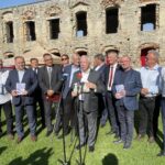 11.09.2021. Ujazd. Wicemarszałek Sejmu Ryszard Terlecki w zamku Krzyżtopór / Emilia Sitarska / Radio Kielce