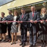 21.09.2021. Wólka Bałtowska. Otwarcie Środowiskowego Domu Samopomocy. Na zdjęciu (od prawej): Henryk Cichocki - przewodniczący rady gminy w Bałtowie, Ewa Kopolovetz - dyrektor Wydziału Polityki Społecznej i Zdrowia w Świętokrzyskim Urzędzie Wojewódzkim, Zbigniew Koniusz - wojewoda świętokrzyski, poseł Andrzej Kryj, poseł Agata Wojtyszek, Hubert Żądło - wójt gminy Bałtów / Emilia Sitarska / Radio Kielce