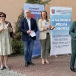 07.09.2021. Ostrowiec Świętokrzyski. Inauguracja jesiennej edycji „Akademii pełnej zdrowia”. Na zdjęciu (od lewej): Małgorzata Węglewicz - p.o. dyrektora ZS nr I im. Mikołaja Kopernika w Ostrowcu Św., Mariusz Łata - naczelnik wydziału oświaty, zdrowia i spraw społecznych, Agnieszka Rogalińska - członek zarządu powiatu ostrowieckiego, Marzena Dębniak - starosta ostrowiecki / Emilia Sitarska / Radio Kielce