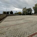 20.09.2021. Iwaniska. Nowy parkingu przy cmentarzu / Emilia Sitarska / Radio Kielce