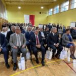 01.09.2021. Ostrowiec Św. Uroczyste rozpoczęcie roku szkolnego w liceum im. Joachima Chreptowicza. Na zdjęciu (od lewej): Mariusz Łata - naczelnik wydziału edukacji, zdrowia i spraw społecznych w Starostwie Powiatowym w Ostrowcu Św., Jan Bernard Malinowski - naczelnik wydziału edukacji i spraw społecznych w Urzędzie Miasta w Ostrowcu Św., poseł Andrzej Kryj, senator Jarosław Rusiecki, Marzena Dębniak - starosta ostrowiecki / Emilia Sitarska / Radio Kielce