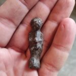 20.09.2021. Chodlik. Figurka znaleziona przez członków stowarzyszenia historycznego „Pasja” z Końskich / Dr Łukasz Miechowicz