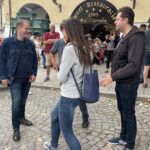 14.09.2021. Sandomierz. Plan filmowy serialu „Ojciec Mateusz". Na zdjęciu (od lewej): Artur Żmijewski - filmowy ojciec Mateusz / Grażyna Szlęzak-Wójcik / Radio Kielce