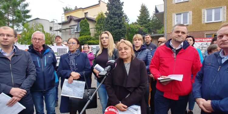 25.05.2021. Kielce. Protest mieszkańców osiedla Baranówek. Na zdjęciu (od lewej): Michał Braun, Jarosław Bukowski, Marianna Noworycka-Gniatkowska, Joanna Winiarska, Anna Myślińska, Katarzyna Czech-Kruczek, Zdzisław Łakomiec i Wiesław Koza - radni Rady Miasta Kielce / Marcin Marszałek / Radio Kielce