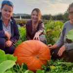 20.08.2021 Gmina Klimontów. Gigantyczna dynia. Na zdjęciu (od lewej): Monika Szydlak, Małgorzata Kopeć, Teresa Szydlak / Tomasz Szydlak