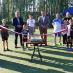 04.09.2021. Borków. Otwarcie wielofunkcyjnego boiska. Na zdjęciu (od lewej): Dariusz Meresiński -burmistrz Daleszyc, Anna Kosmala - radna rady powiatu kieleckiego, Grzegorz Gałuszka - radny sejmiku województwa świętokrzyskiego, Rafał Siwonia - sołtys Borkowa / Marcin Marszałek / Radio Kielce
