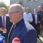 08.09.2021. Kielce. Przekazanie wsparcia DPS-om. Na zdjęciu (od lewej): Zbigniew Koniusz - wojewoda świętokrzyski, ks. Łukasz Zygmunt - dyrektor Domu dla Niepełnosprawnych w Piekoszowie / Marcin Marszałek / Radio Kielce