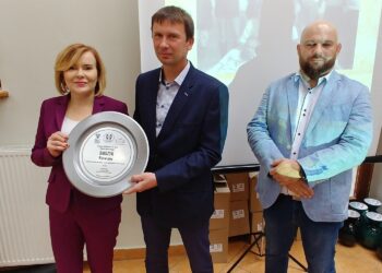 19.09.2021. Rytwiany. 75-lecie klubu sportowego Baszta Rytwiany. Na zdjęciu (od lewej): Anna Krupka - wiceminister kultury, dziedzictwa narodowego i sportu, Arkadiusz Zapalec - prezes klubu sportowego Baszta Rytwiany i Paweł Jastrząb - sekretarz klubu sportowego Baszta Rytwiany / Marcin Marszałek / Radio Kielce