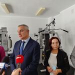 27.09.2021. Mniów. Otwarcie siłowni. Od lewej: Anna Krupka - wiceminister kultury, dziedzictwa narodowego i sportu, Piotr Wilczak - wójt Mniowa, Maria Tomaszewska - dyrektor Szkoły Podstawowej im. Jana Pawła II, Michał Milcarz - zastępca wójta / Marcin Marszałek / Radio Kielce